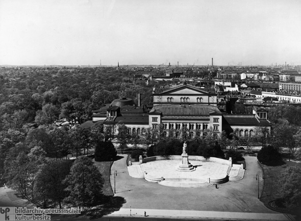 Blick auf die Krolloper, in der nach dem Reichstagsbrand der Reichstag seinen Platz fand (1938) 